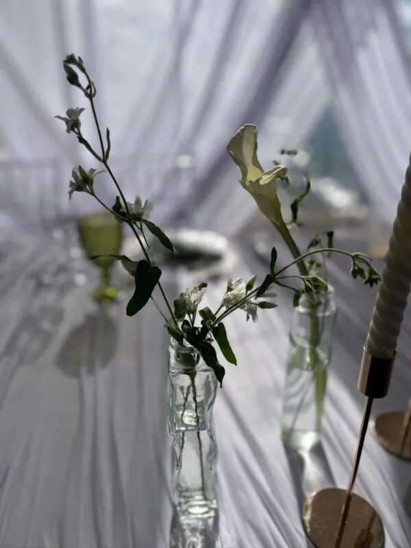 Свадьба в «Акватории» — белые цветы на золоте, оформление G Flowers — фото 5