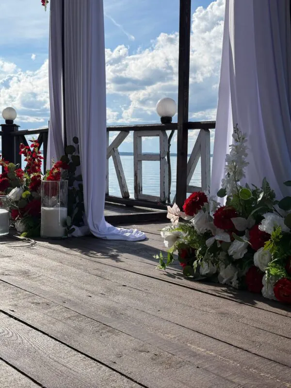 Свадьба в «Акватории» — красная арка у воды, оформление G Flowers — фото 4