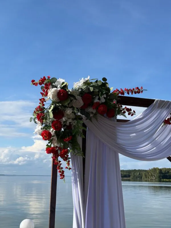 Свадьба в «Акватории» — красная арка у воды, оформление G Flowers — фото 5