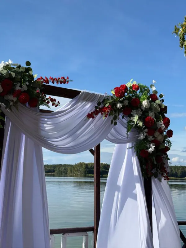 Свадьба в «Акватории» — красная арка у воды, оформление G Flowers — фото 6