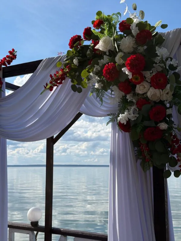 Свадьба в «Акватории» — красная арка у воды, оформление G Flowers — фото 7