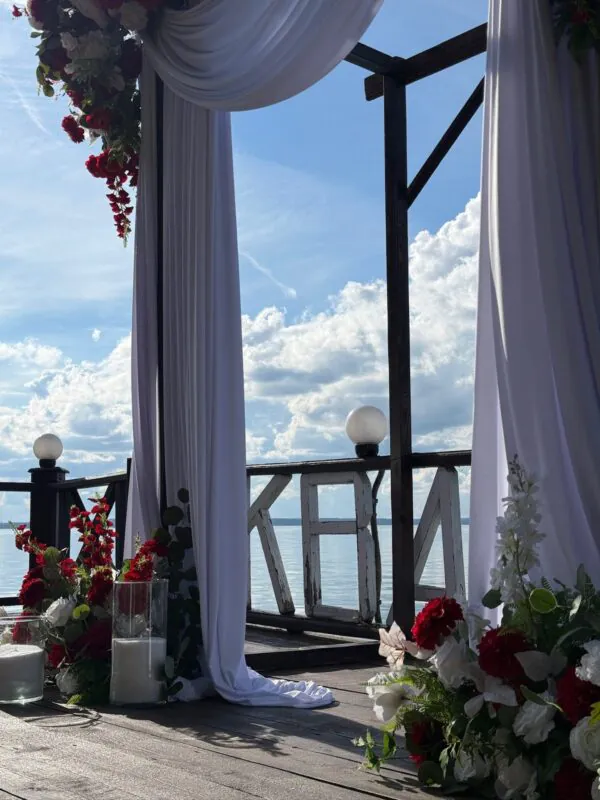 Свадьба в «Акватории» — красная арка у воды, оформление G Flowers — фото 8