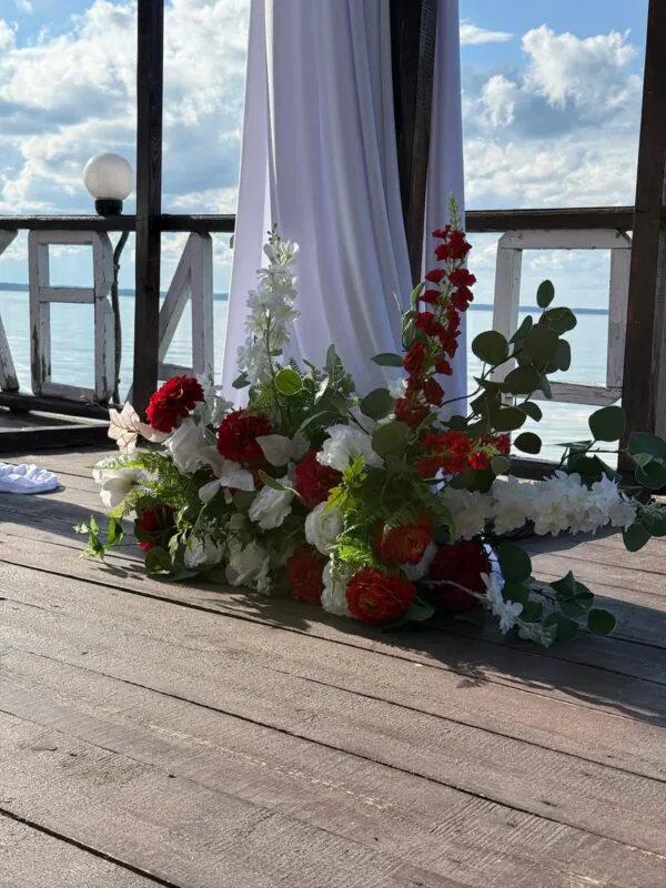 Свадьба в «Акватории» — красная арка у воды, оформление G Flowers — фото 10