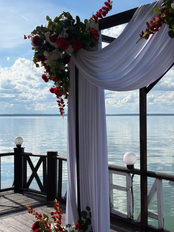 Свадьба в «Акватории» — красная арка у воды, оформление G Flowers — фото 11