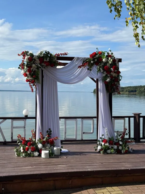Свадьба в «Акватории» — красная арка у воды, оформление G Flowers — фото 12