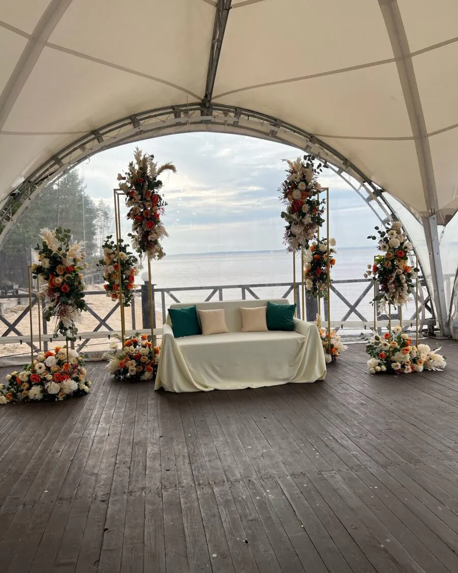 Свадьба в «Акватории» — терракота и белый, оформление G Flowers — фото 1