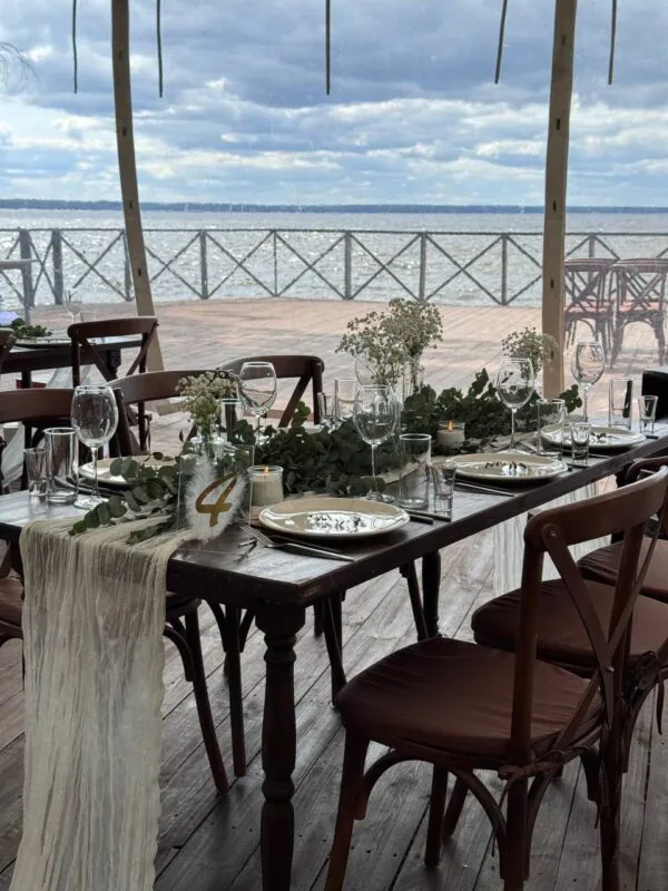 Свадьба в глэмпинге «Море» — эвкалипт и белый, оформление G Flowers — фото 15