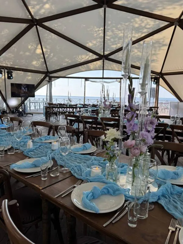 Свадьба в глэмпинге «Море» — голубой и лаванда, оформление G Flowers — фото 1