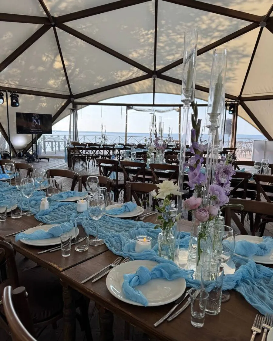 Свадьба в глэмпинге «Море» — голубой и лаванда, оформление G Flowers — фото 1