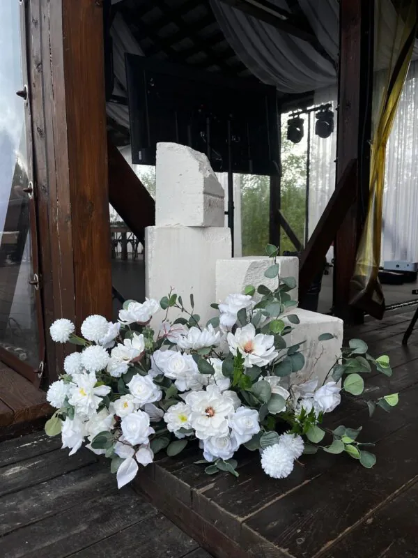 Свадьба в «Истоке» — белые композиции на пирсе, оформление G Flowers — фото 2