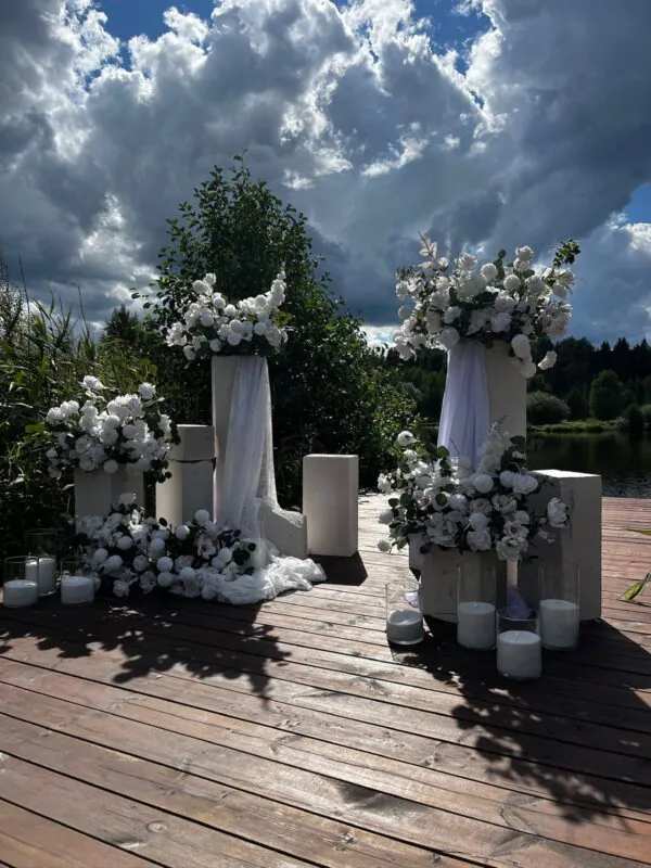 Свадьба в «Истоке» — белые композиции на пирсе, оформление G Flowers — фото 4