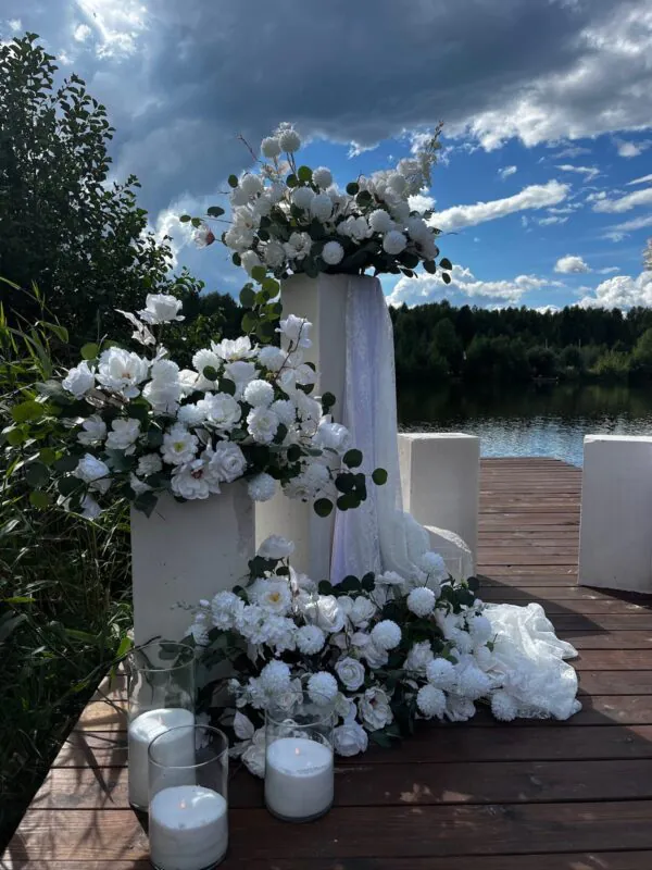 Свадьба в «Истоке» — белые композиции на пирсе, оформление G Flowers — фото 6