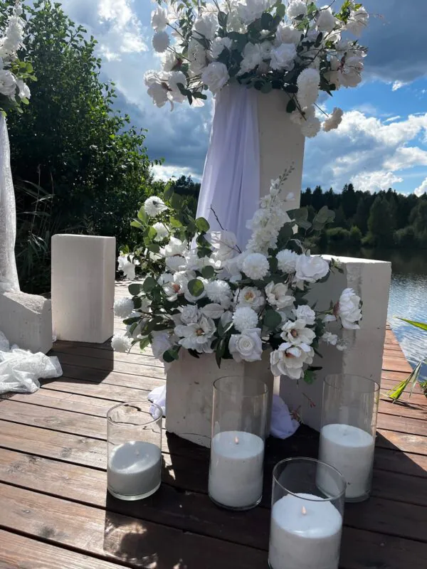 Свадьба в «Истоке» — белые композиции на пирсе, оформление G Flowers — фото 7