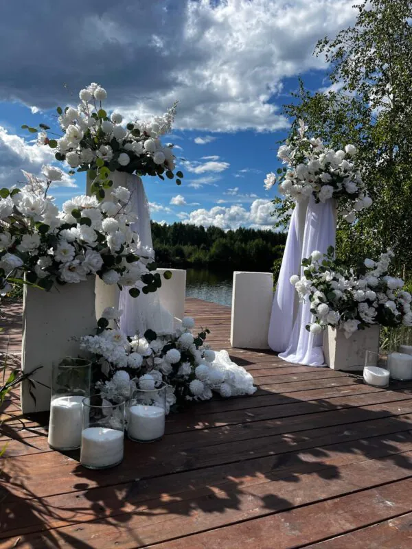 Свадьба в «Истоке» — белые композиции на пирсе, оформление G Flowers — фото 8