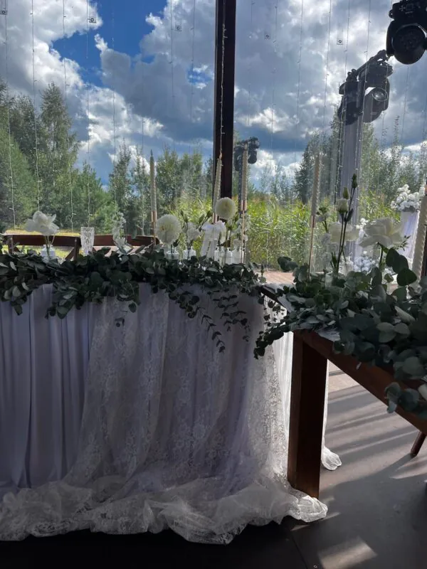 Свадьба в «Истоке» — белые композиции на пирсе, оформление G Flowers — фото 12