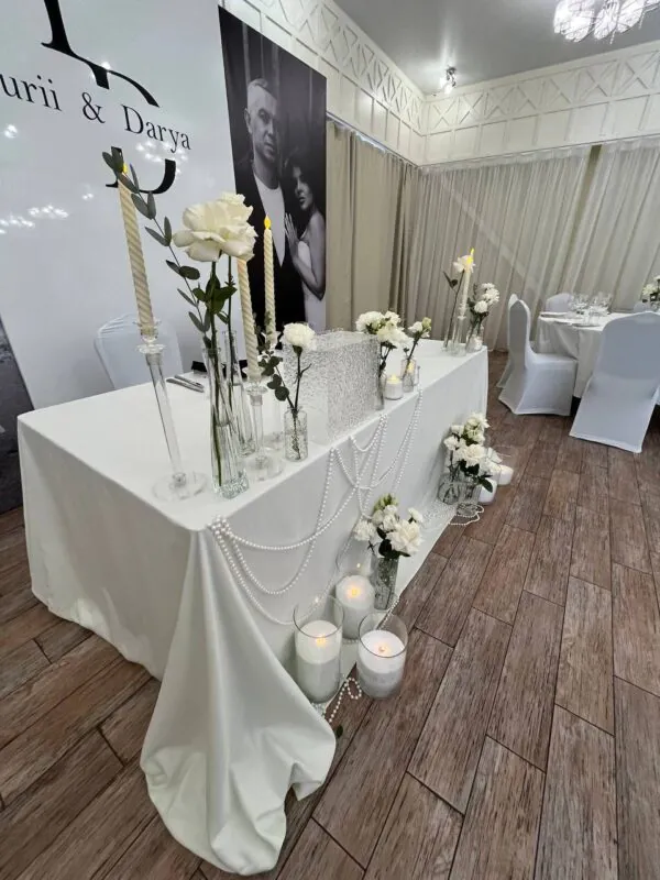 Свадьба в «Изумрудном» — белый с монограммой, оформление G Flowers — фото 1