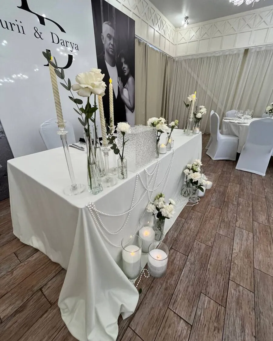 Свадьба в «Изумрудном» — белый с монограммой, оформление G Flowers — фото 1