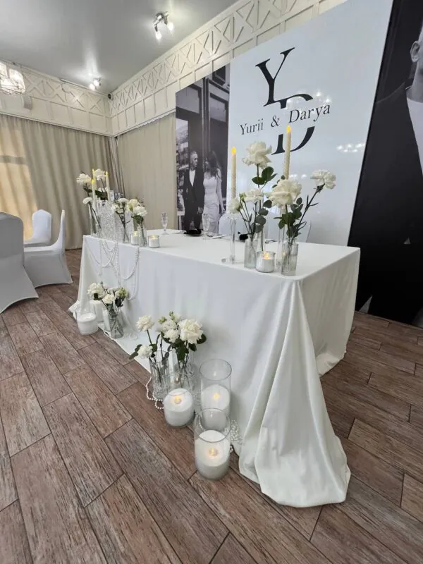 Свадьба в «Изумрудном» — белый с монограммой, оформление G Flowers — фото 3