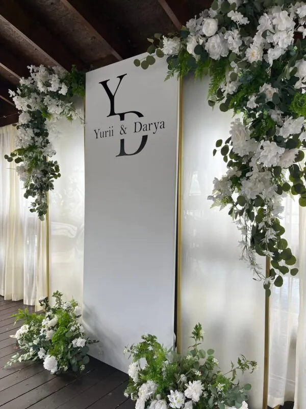 Свадьба в «Изумрудном» — белый с монограммой, оформление G Flowers — фото 7
