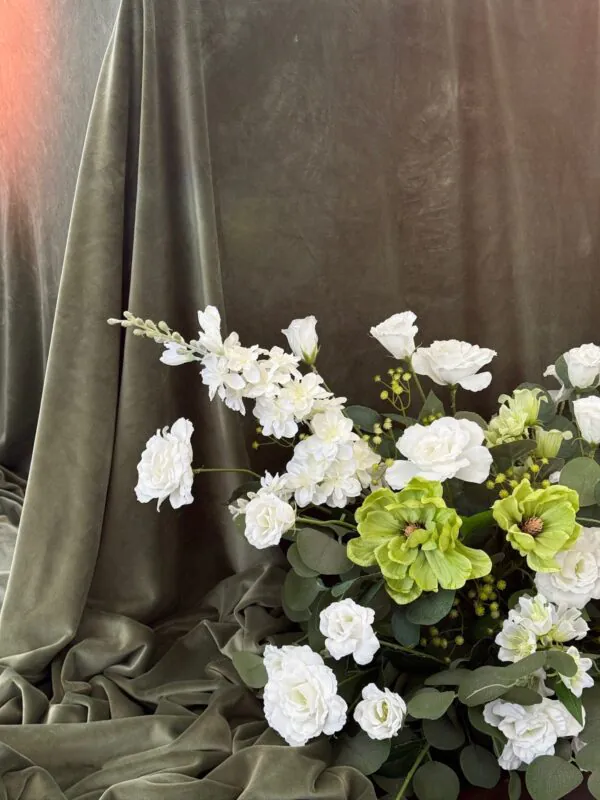 Свадьба в шатре «Хвоя» — треугольная арка и зелень, оформление G Flowers — фото 7