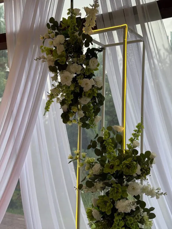Свадьба в шатре «Хвоя» — треугольная арка и зелень, оформление G Flowers — фото 8
