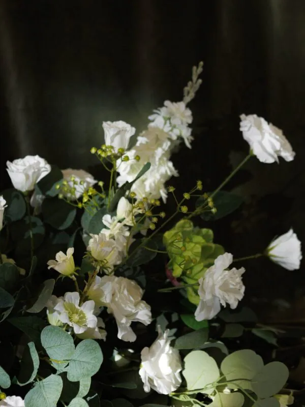 Свадьба в шатре «Хвоя» — треугольная арка и зелень, оформление G Flowers — фото 13