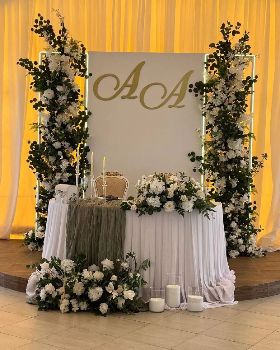 Свадьба в «Мирном» — колонны с зеленью, оформление G Flowers — фото 1