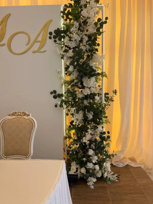 Свадьба в «Мирном» — колонны с зеленью, оформление G Flowers — фото 2