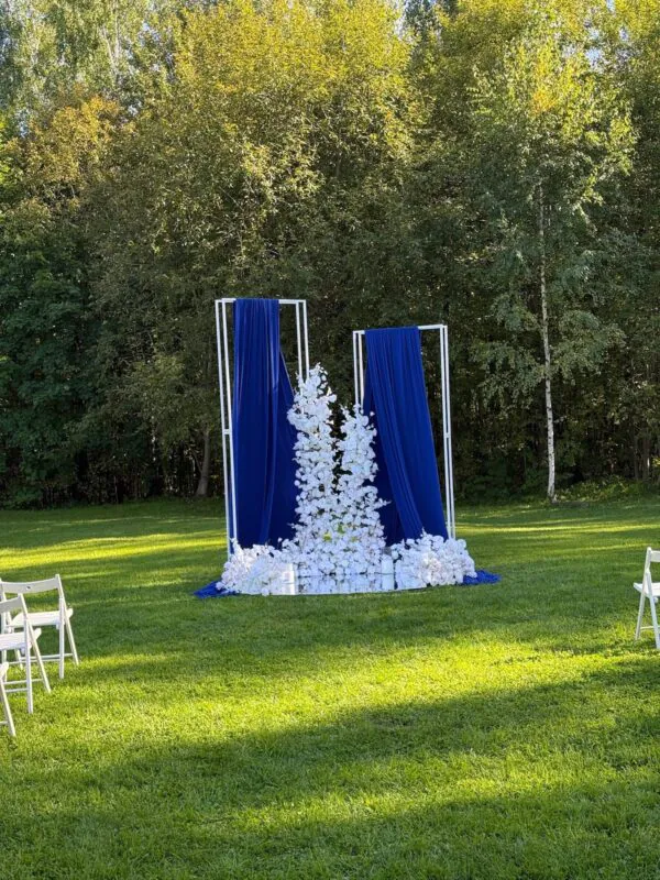 Свадьба в шатре «Панорама» — синий и белый, оформление G Flowers — фото 1