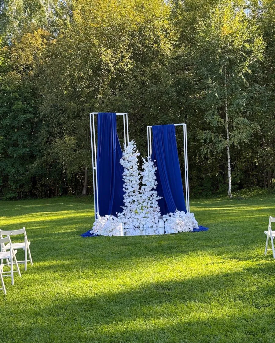 Свадьба в шатре «Панорама» — синий и белый, оформление G Flowers — фото 1