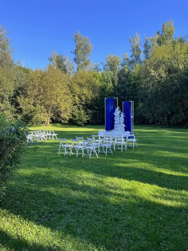 Свадьба в шатре «Панорама» — синий и белый, оформление G Flowers — фото 3