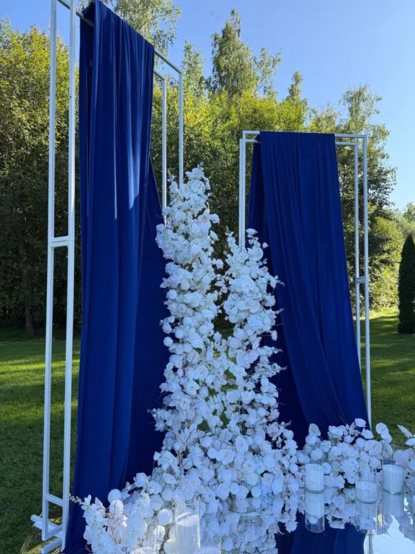 Свадьба в шатре «Панорама» — синий и белый, оформление G Flowers — фото 6