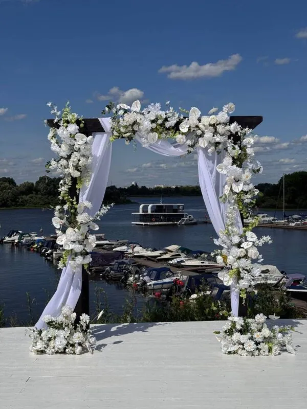 Свадьба в «Волжском» — белая арка у причала, оформление G Flowers — фото 1