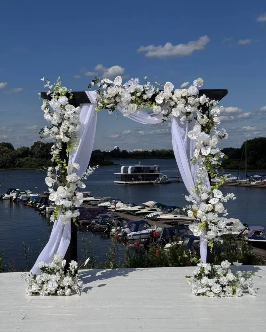 Свадьба в «Волжском» — белая арка у причала, оформление G Flowers — фото 1