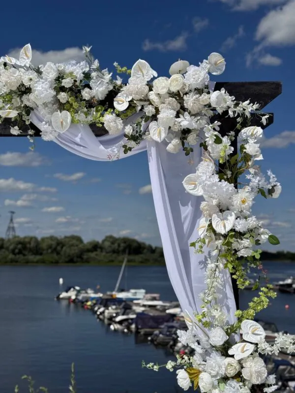 Свадьба в «Волжском» — белая арка у причала, оформление G Flowers — фото 6